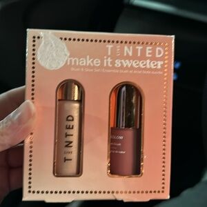 Live tinted Make It Sweeter Blush & Go Liquid
Highlighter Blush Set